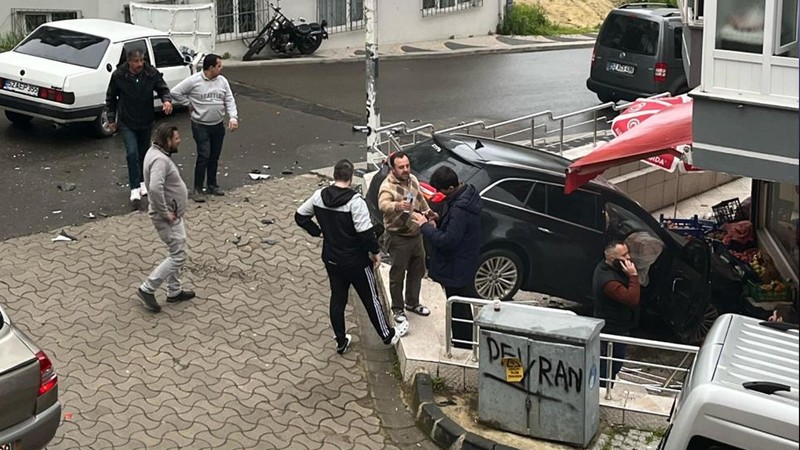 Ordu'da korkunç kaza! Çarpışan otomobillerden biri markete girdi