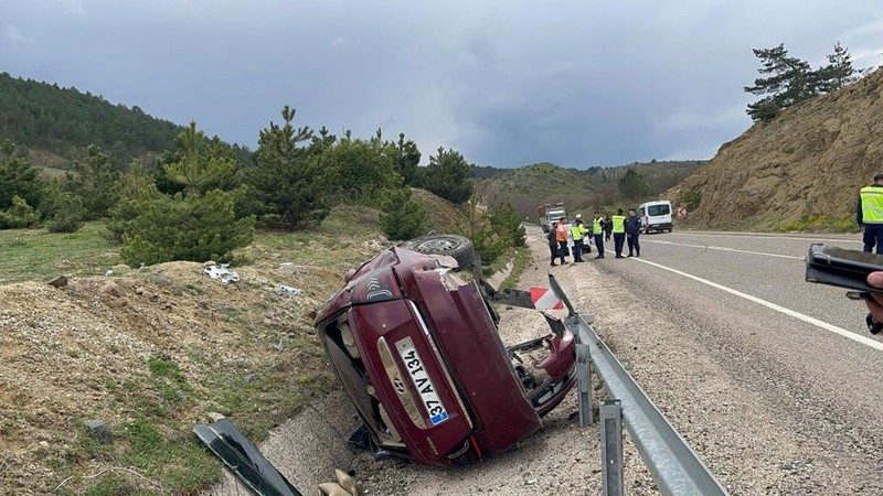 Virajı alamayan otomobil şarampole devrildi