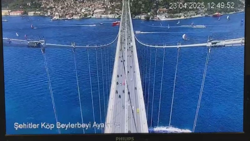 İstanbul'daki deprem 15 Temmuz Şehitler Köprüsü'nün kamerasına yansıdı