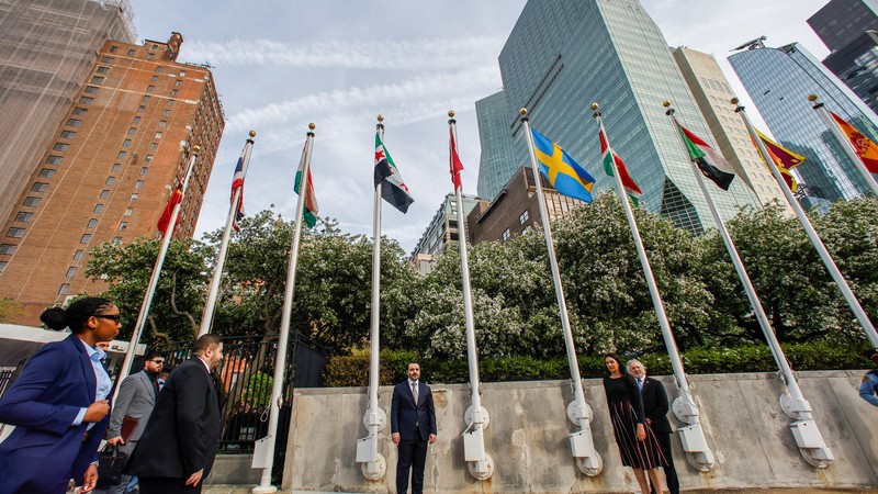 New York'taki BM merkezinde, yeni Suriye bayrağı göndere çekildi