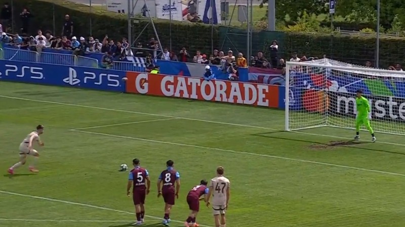Salzburg U19 Trabzonspor U19 karşılaşmasında penaltı kaçtı!
