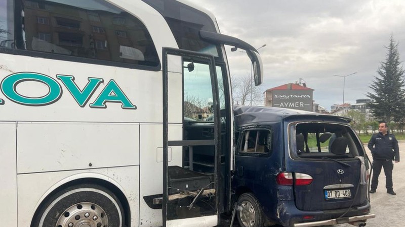 Yolcu otobüsüyle hafif ticari araç çarpıştı: Ölü ve yaralılar var