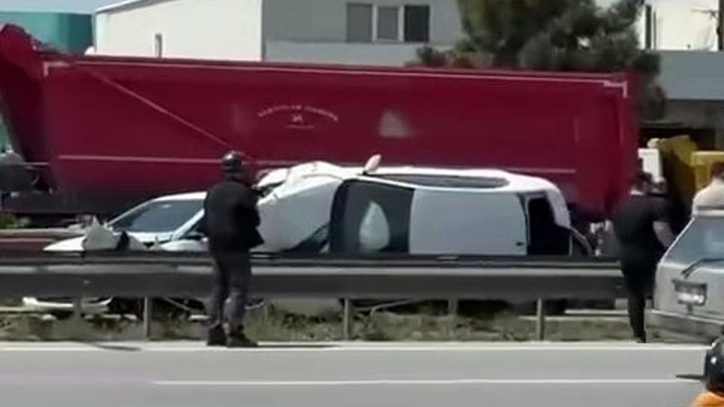 Çarpıştığı otomobil ile bariyer arasında sıkıştı