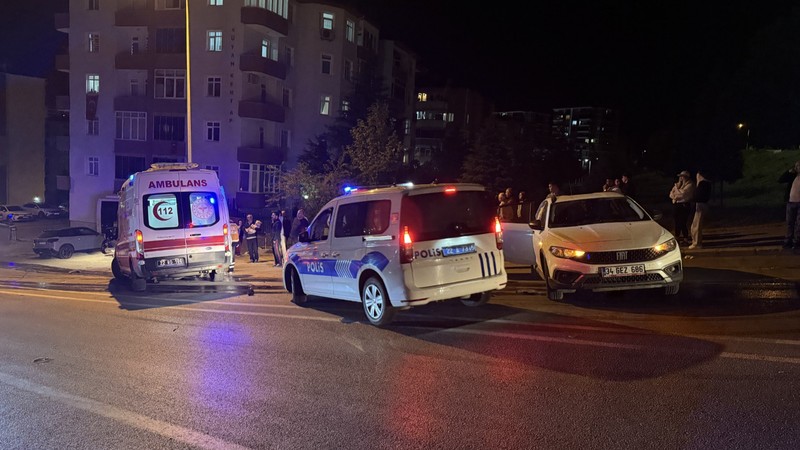 Otomobil ile hafif ticari araç çarpıştı: Anne ve bebeği yaralandı