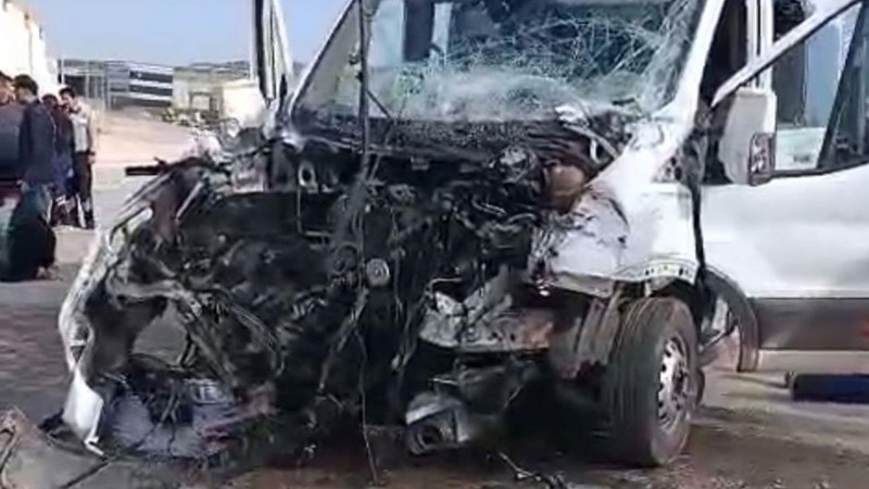 İşçi servisi ile tır çarpıştı: Çok sayıda yaralı var