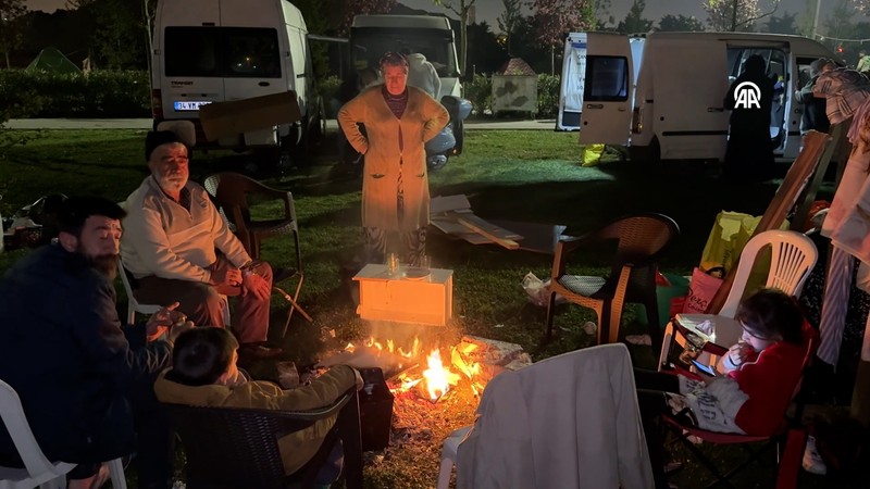 İstanbul'da bazı vatandaşlar geceyi parklarda geçiriyor
