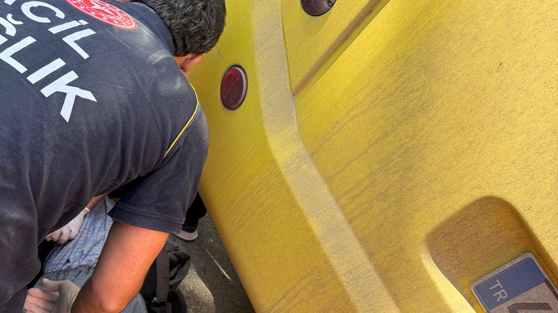 Yoldan geçerken minibüs çarptı; hastanede öldü