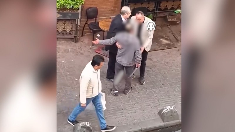 Beyoğlu'nda dehşet anları! Tartıştığı kişiyi döner bıçağıyla kovaladı