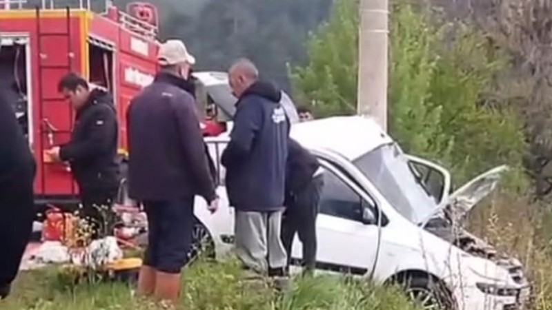 Denizli’de yoldan çıkan otomobil elektrik direğine çarptı: 2 can kaybı