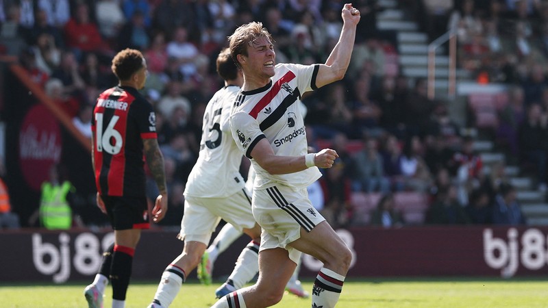 Manchester United puanı 90+6'da kurtardı