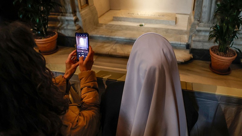 Papa Francis'in kabri ziyaretçi akınına uğradı