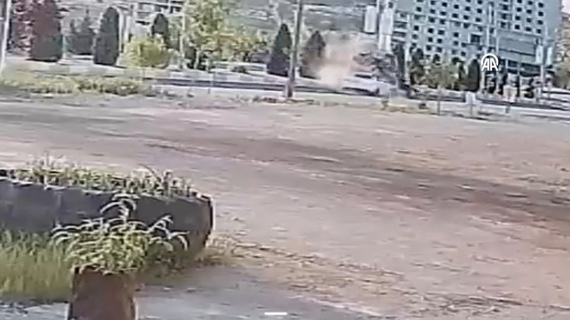 Otomobil traktöre bağlı su tankerine çarptı! O anlar kamerada