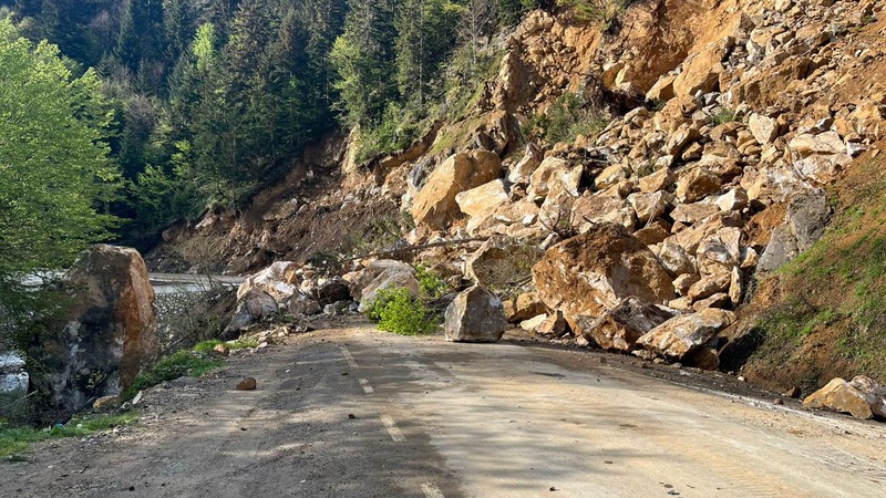 Giresun'da heyelan: Yol ulaşıma kapandı