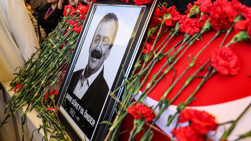 Veda: On binler 'Sırrı ağabeyi'ni böyle uğurladı