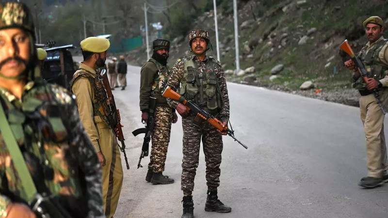 Pakistan’da askeri araca bombalı saldırı: Çok sayıda kişi hayatını kaybetti