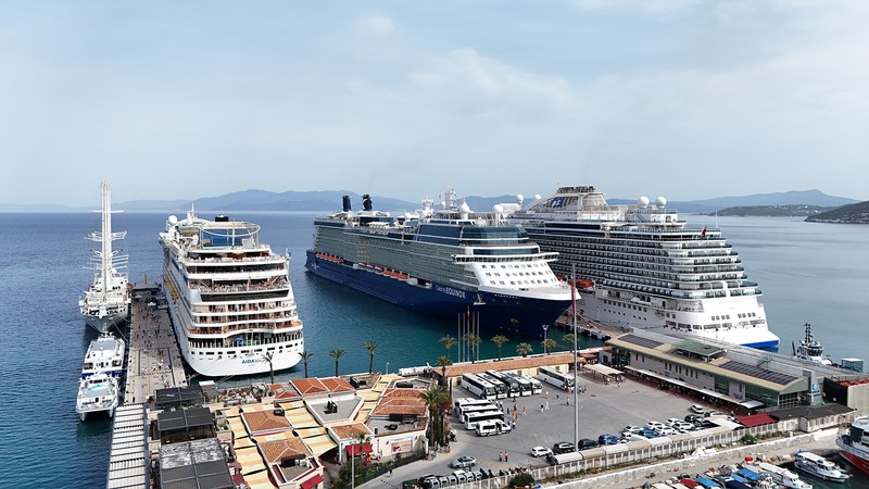 Kuşadası'na 4 kruvaziyerle 8 bin 680 turist geldi