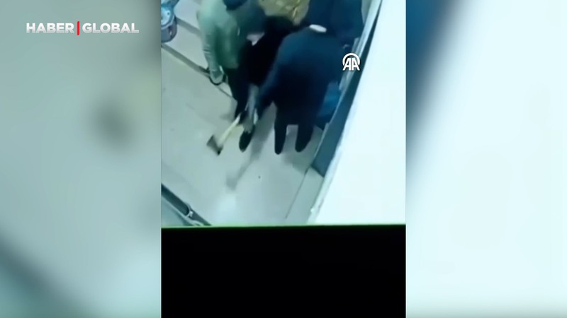 4 kişi bir eve balta ve çekiçle saldırdı o anlar kamerada