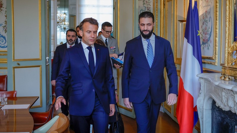 Ahmed Şara, Fransa'da Macron ile bir araya geldi!