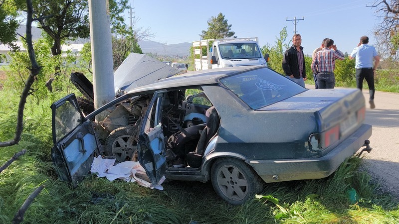Burdur'da kaza! Otomobil elektrik direğine çarptı: 2 yaralı