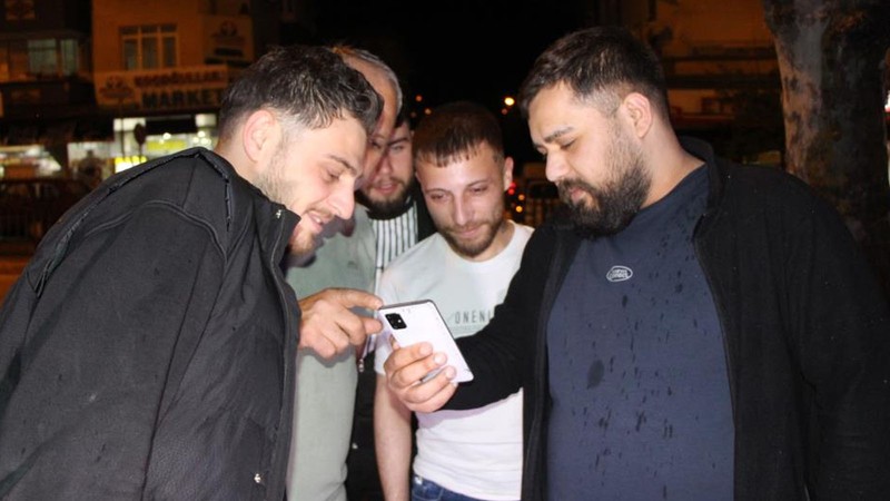 Cep telefonuyla canlı yayında oyun oynarken yıldırım düştü; dehşet anları kamerada