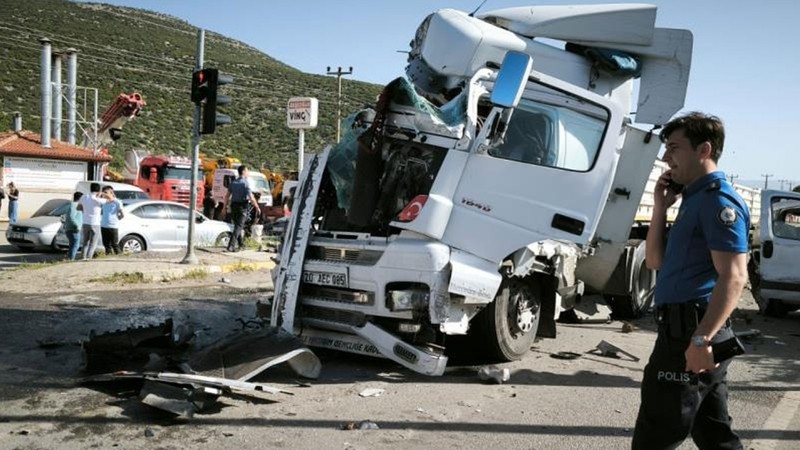 Korkutan kaza! Tır, otobüs ve otomobile çarptı: Çok sayıda kişi yaralandı