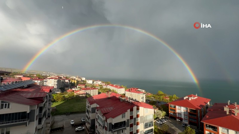 Van Gölü'nde gökkuşağı ile görsel şölen