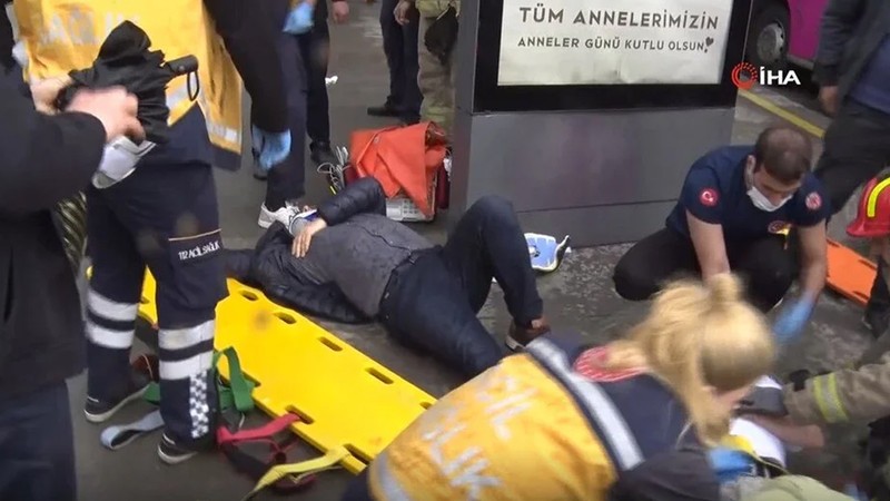 Beylikdüzü'nde iki metrobüs çarpıştı: Yaralılar var