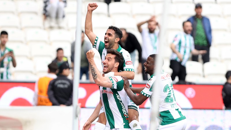 Konyaspor, Rizespor'u 2 golle devirdi