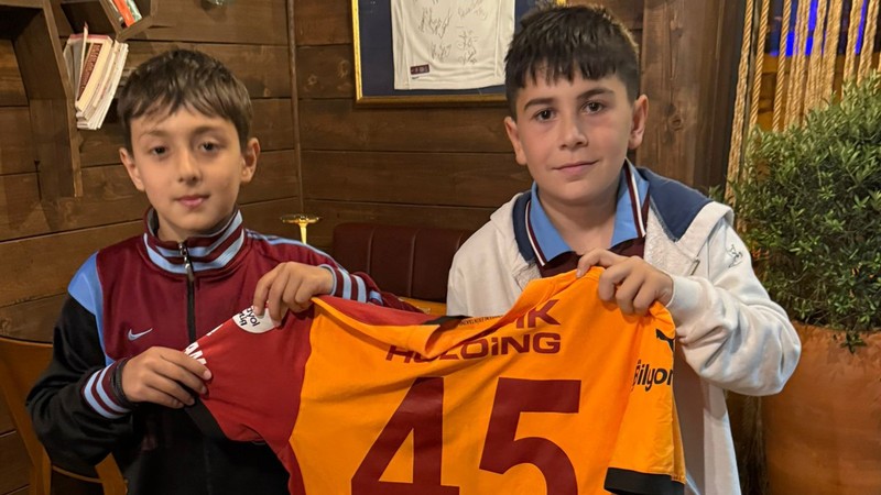 Osimhen’in formasını alan Trabzonsporlu çocuktan formayı bir koleksiyoner aldı