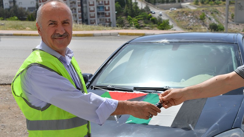 Filistinlilere destek için otomobilini bağışladı