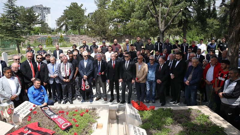 Gençlerbirliği camiasından "efsane başkan"ın mezarına ziyaret