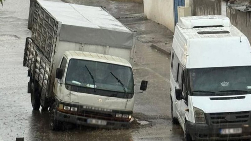 Batman'da altyapı çalışması sonrasında yol çöktü; çukura düşen araç zarar gördü