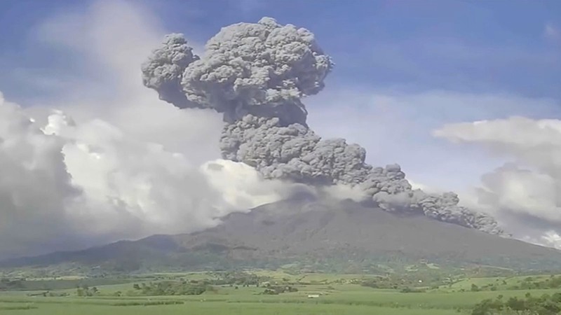 Filipinler'deki Kanlaon Yanardağı'nda patlama!