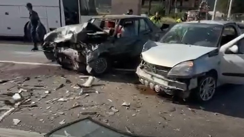 Yalova'da 4 araçlı zincirleme kaza: 5 yaralı