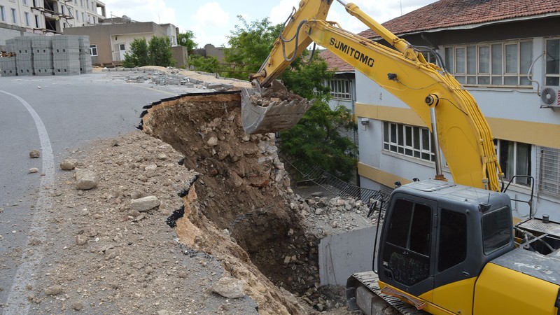 Yeni açılan yol ve istinat duvarı okulun bahçesine çöktü