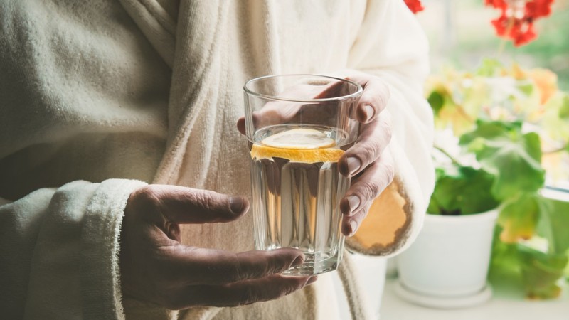 Gece uyumadan bir bardak içmek hayatınızı değiştirecek! Limonlu suyun faydalarını duyan şaşırıyor