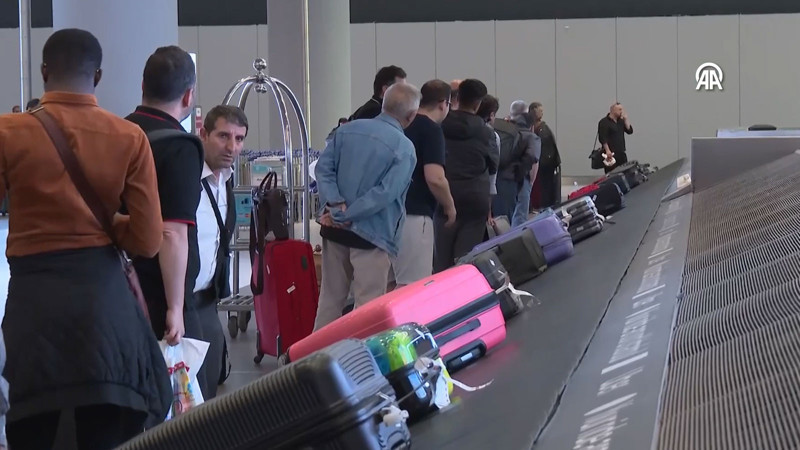 Türk vatandaşlarını taşıyan ilk uçak İstanbul'a geldi
