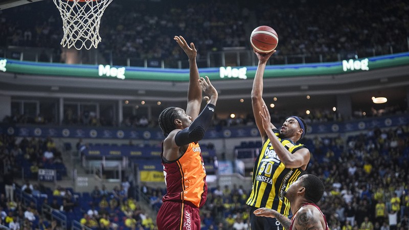Fenerbahçe, Galatasaray'ı farklı mağlup etti