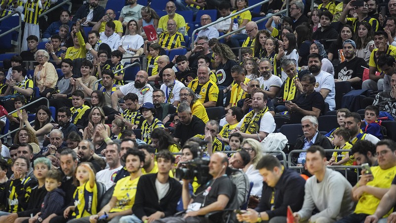Fenerbahçeli taraftarlar, Ali Koç'u istifaya çağırdı