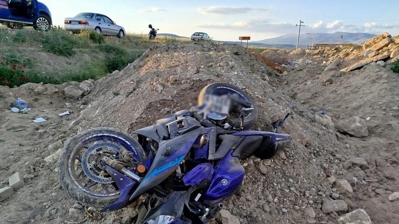 Denizli'de motosiklet yol kenarına devrildi: 2 genç hayatını kaybetti