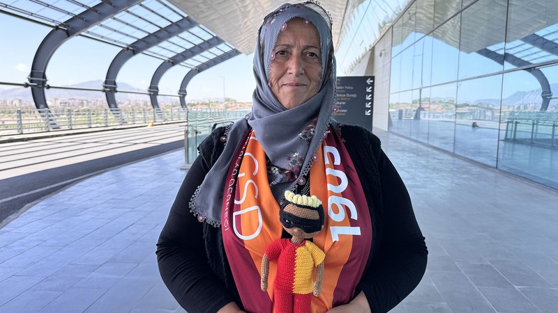 Galatasaraylı kadın çiftçi, Osimhen'i ikna için geliyor