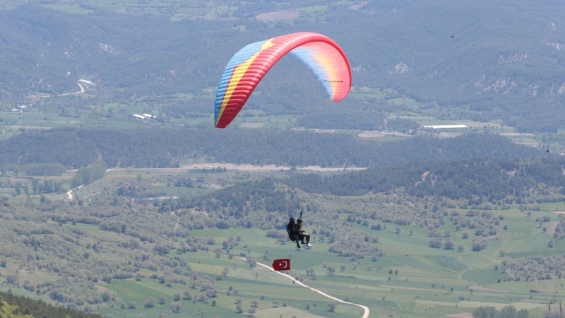 Yamaç paraşütü tutkunları, 19 Mayıs'ı Abant semalarında kutladı