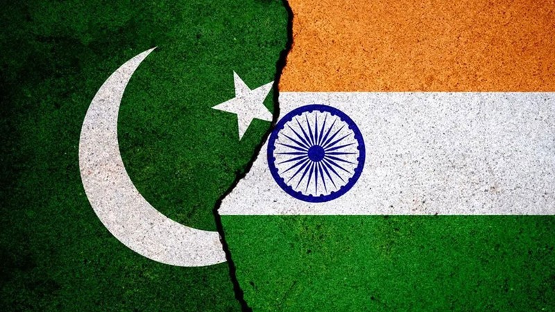 Pakistan ve Hindistan el sıkıştı: Askerler barış zamanı pozisyonlarına geri çekilecek