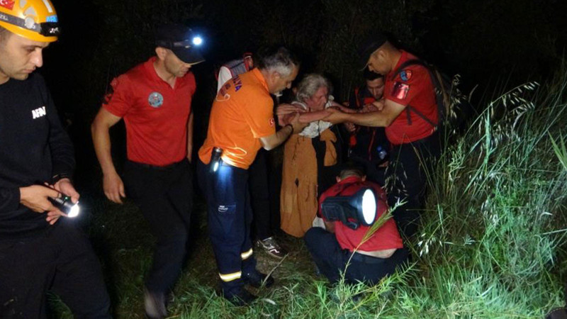 Kaybolan yaşlı kadın 18 saat sonra tarlada bulundu