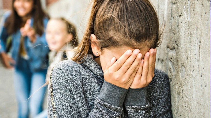 7 yaşındaki kız öğrenciye arkadaşları makasla saldırdı! Okul idaresinin tutumu şoke etti