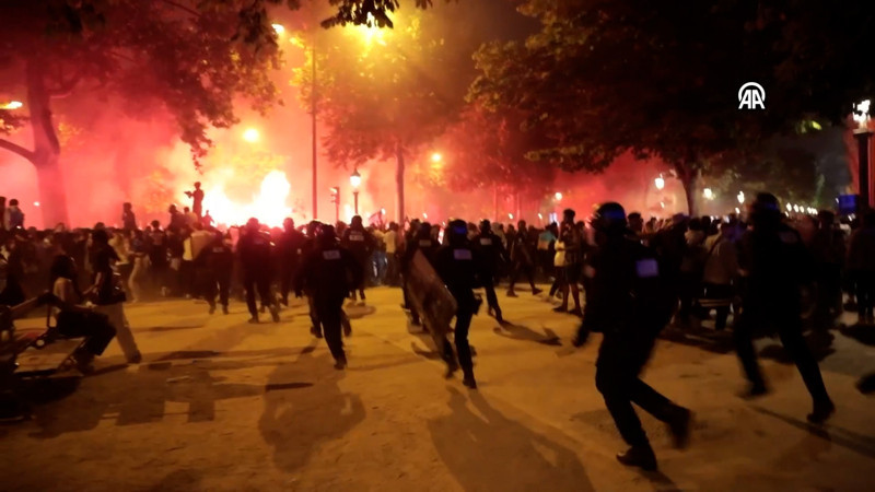 PSG'nin şampiyonluğu sonrası Paris'te olaylar!