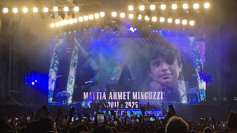 Gun's N' Roses grubundan, İstanbul konserinde Mattia Ahmet Minguzzi'ye şarkı hediyesi