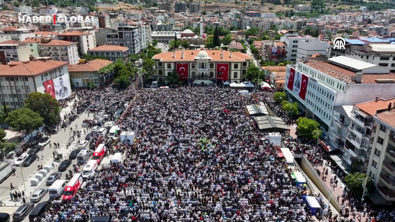 Ferdi Zeyrek’in cenazesindeki kalabalık havadan görüntülendi