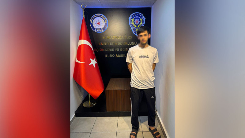 20 yaşındaki genç, bankta oturan kişiyi dövüp parasını çaldı