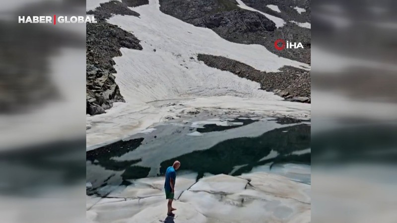 Haziran ayında Uludağ'da buzla kaplı gölde yüzdüler